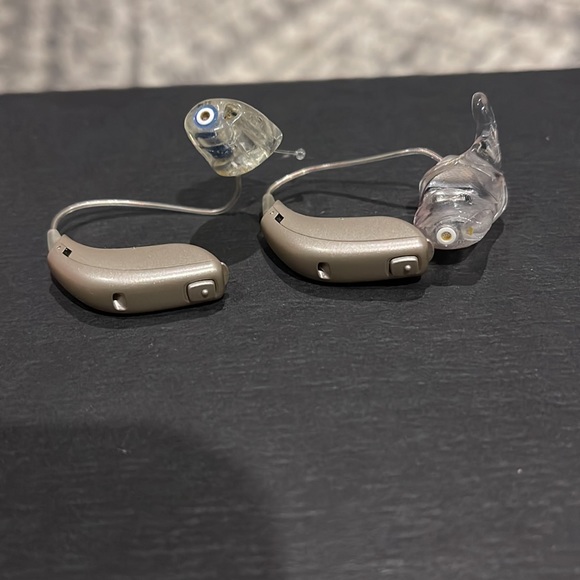 Oticon people first Hearing aid model Ria 2. Comes with cleaning aid - Picture 3 of 10